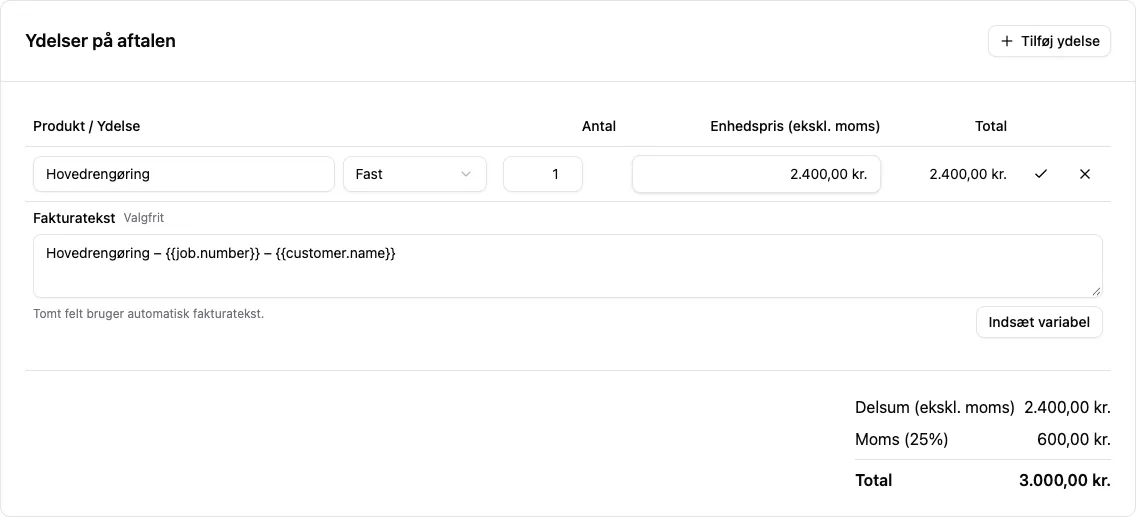 En ydelse under redigering med separat fakturatekst, der bruger aftalenummer og kundenavn, samt et flueben til at gemme.